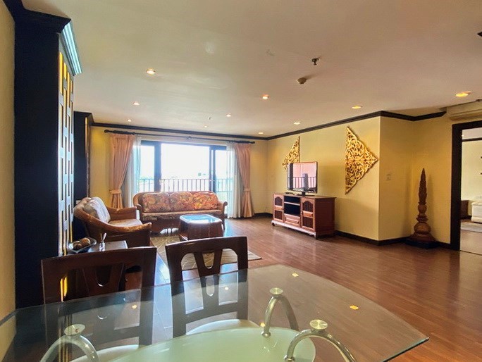 Condominium for sale Pratumnak showing the dining and living areas  