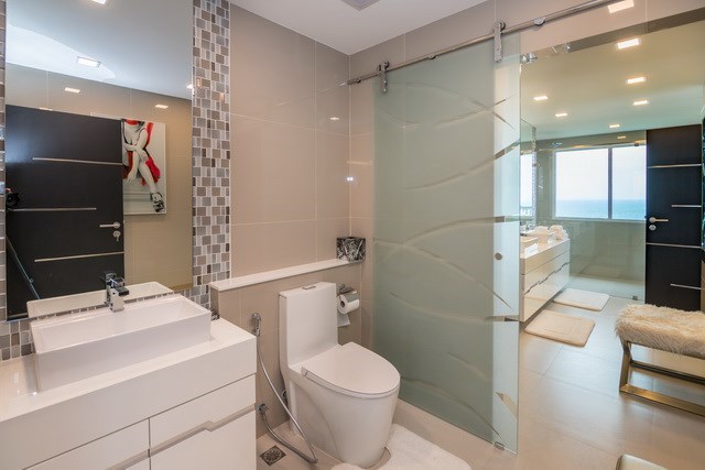 Condominium for sale Pratumnak Pattaya showing the guest bathroom Condominium for sale Pratumnak Pattaya showing the guest bathroom