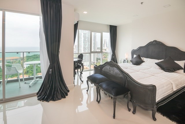 Condominium for sale Pratumnak Pattaya showing the master bedroom Condominium for sale Pratumnak Pattaya showing the master bedroom