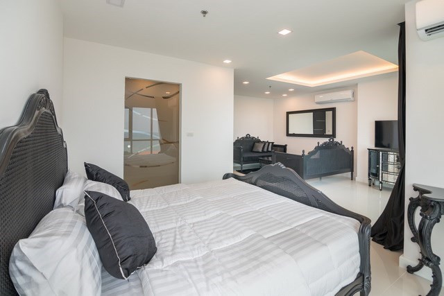 Condominium for sale Pratumnak Pattaya showing the master bedroom suite Condominium for sale Pratumnak Pattaya showing the master bedroom suite
