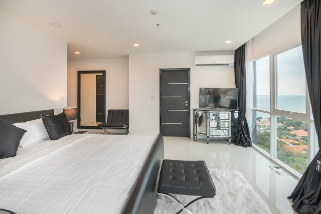 Condominium for sale Pratumnak Pattaya showing the third bedroom and view Condominium for sale Pratumnak Pattaya showing the third bedroom and view