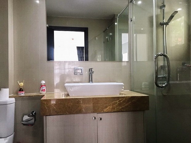 Condominium for sale Pratumnak Hill Pattaya showing the bathroom