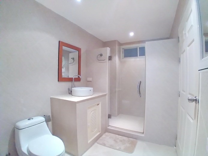 Condominium for sale Pratumnak Hill showing the bathroom Condominium for sale Pratumnak Hill showing the bathroom