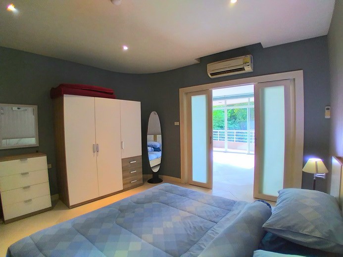 Condominium for sale Pratumnak Hill showing the bedroom and furniture Condominium for sale Pratumnak Hill showing the bedroom and furniture