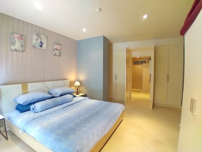 Condominium for sale Pratumnak Hill showing the bedroom and wardrobes Condominium for sale Pratumnak Hill showing the bedroom and wardrobes