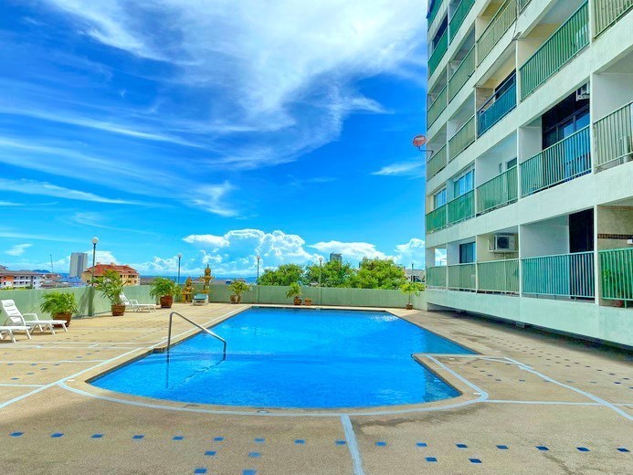 Condominium for sale Pratumnak showing the communal pool Condominium for sale Pratumnak showing the communal pool