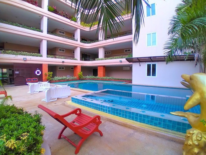 Condominium for sale Pratumnak Hill showing the communal pool Condominium for sale Pratumnak Hill showing the communal pool