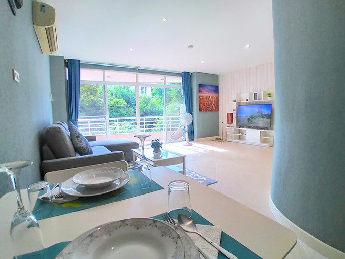 Condominium for sale Pratumnak Hill showing the dining and living areas Condominium for sale Pratumnak Hill showing the dining and living areas