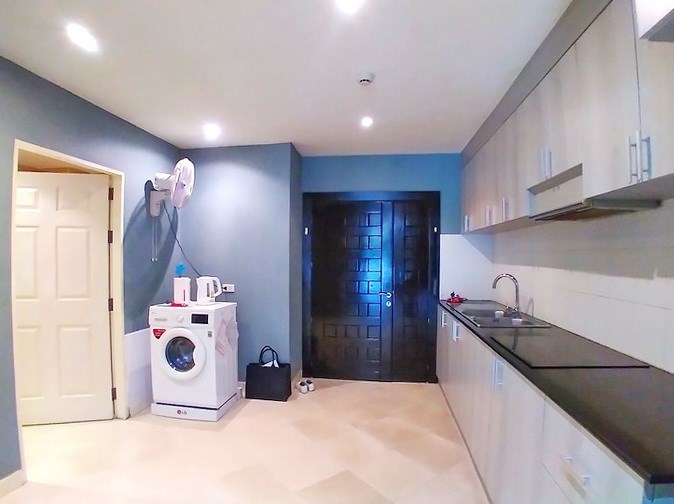Condominium for sale Pratumnak Hill showing the kitchen and bathroom Condominium for sale Pratumnak Hill showing the kitchen and bathroom