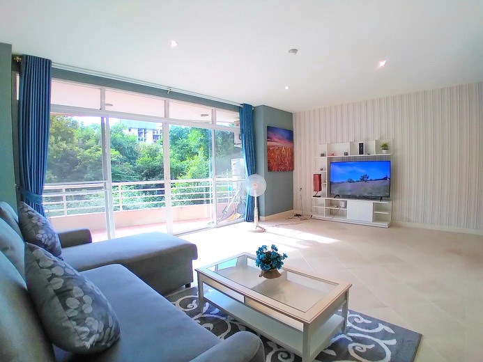 Condominium for sale Pratumnak Hill showing the living area and balcony Condominium for sale Pratumnak Hill showing the living area and balcony