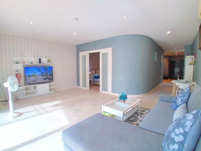 Condominium for sale Pratumnak Hill showing the living, dining and kitchen areas Condominium for sale Pratumnak Hill showing the living, dining and kitchen areas