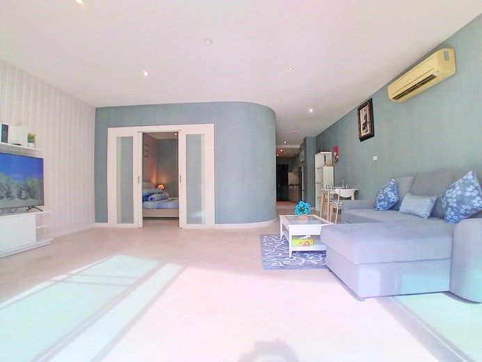 Condominium for sale Pratumnak Hill showing the open plan living area Condominium for sale Pratumnak Hill showing the open plan living area