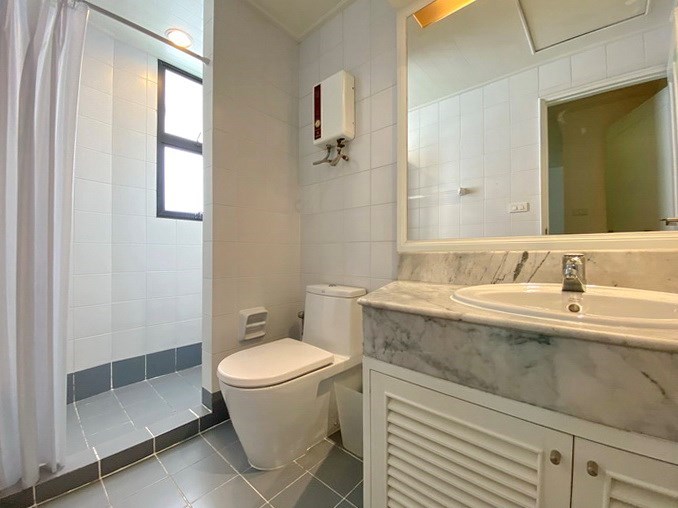 Condominium for sale Pratumnak showing the second bathroom 