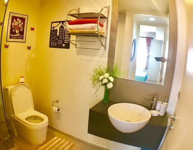 Condominium for sale UNIXX South Pattaya showing the bathroom