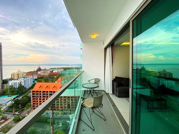 Condominium for sale Wong Amat Pattaya showing the balcony 