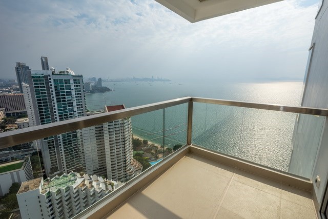 Condominium for sale Wong Amat showing the balcony and sea view Condominium for sale Wong Amat showing the balcony and sea view
