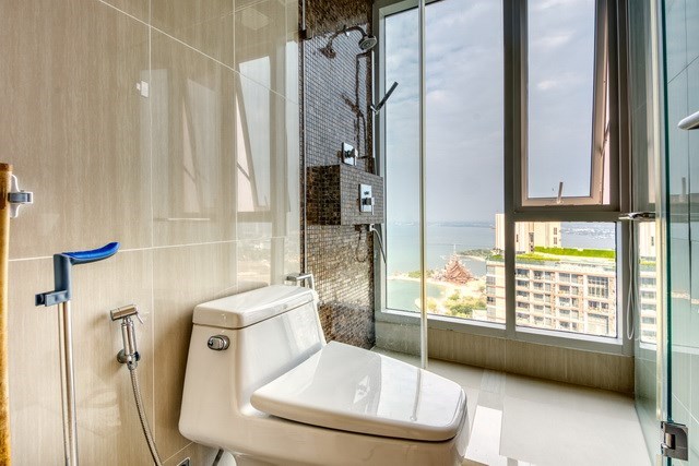 Condominium for sale Wong Amat showing the master bathroom Condominium for sale Wong Amat showing the master bathroom