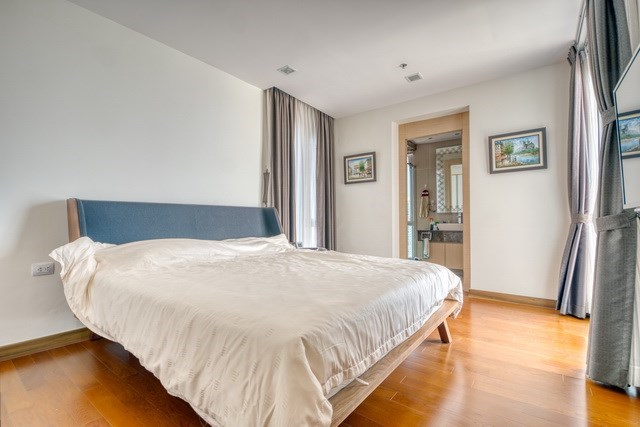Condominium for sale Wong Amat showing the master bedroom suite Condominium for sale Wong Amat showing the master bedroom suite