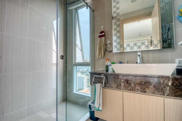 Condominium for sale Wong Amat showing the second bathroom Condominium for sale Wong Amat showing the second bathroom
