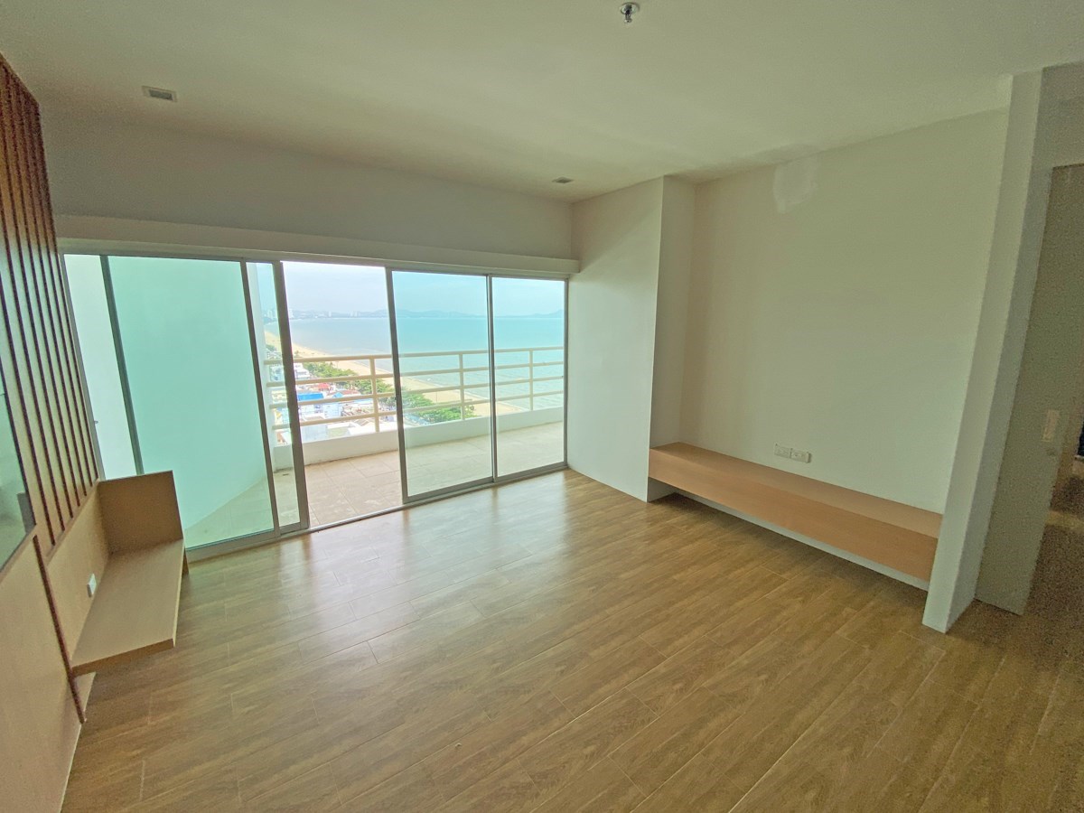 Condominium for sale Jomtien Beach Pattaya showing the master bedroom with balcony
