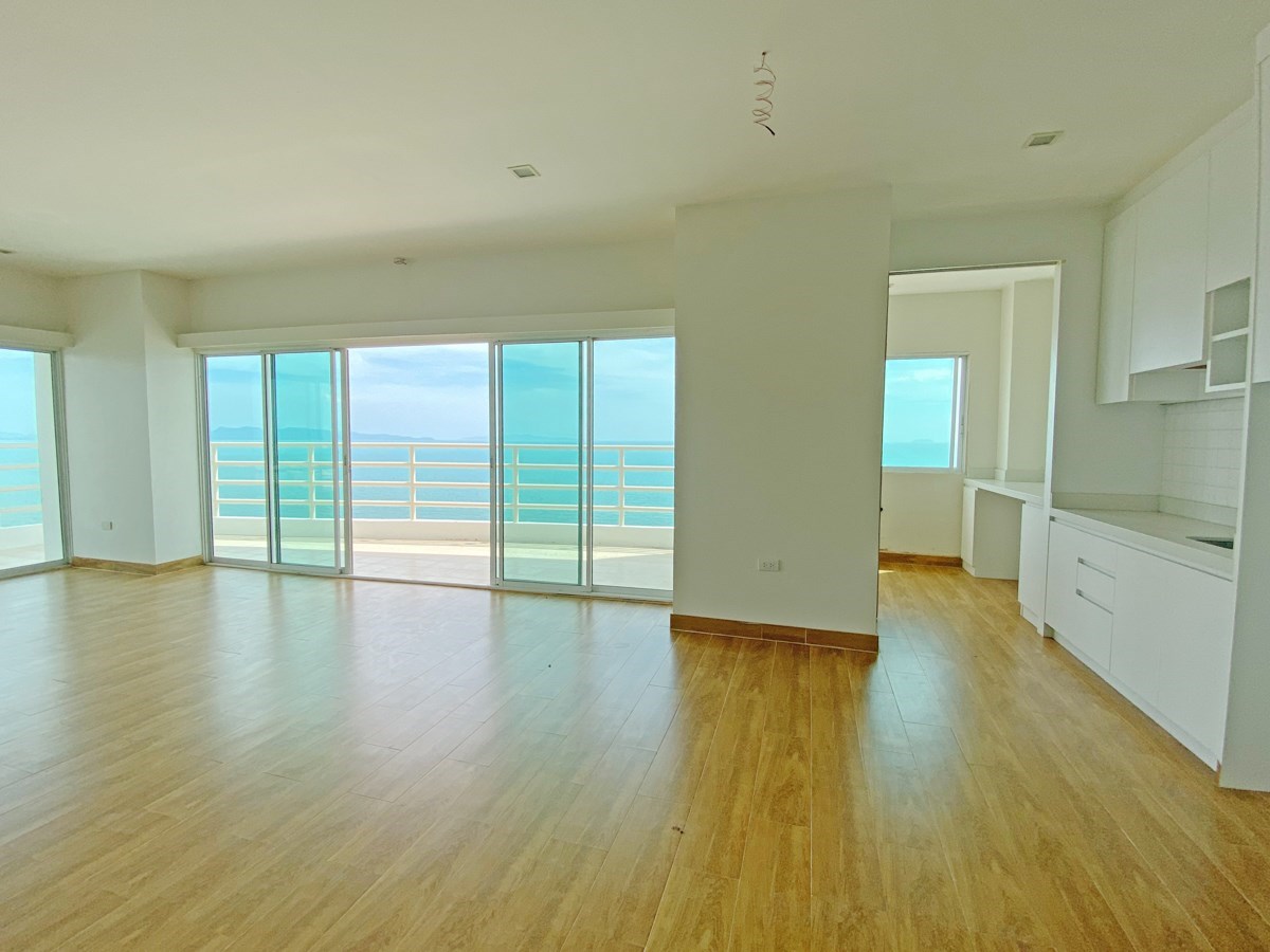 Condominium for sale Jomtien Beach Pattaya showing the living and kitchen areas