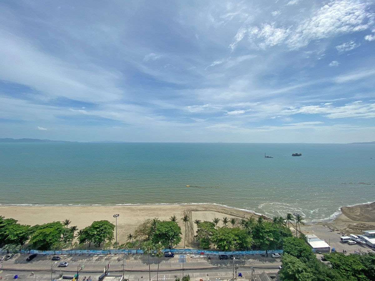 Condominium for sale Jomtien Beach Pattaya showing the uninterrupted sea view