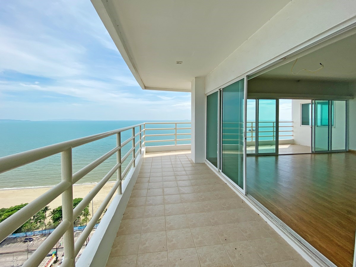 Condominium for sale Jomtien Beach Pattaya showing the living room and balcony