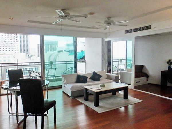 Condominium for sale Northshore Pattaya showing the living and office areas