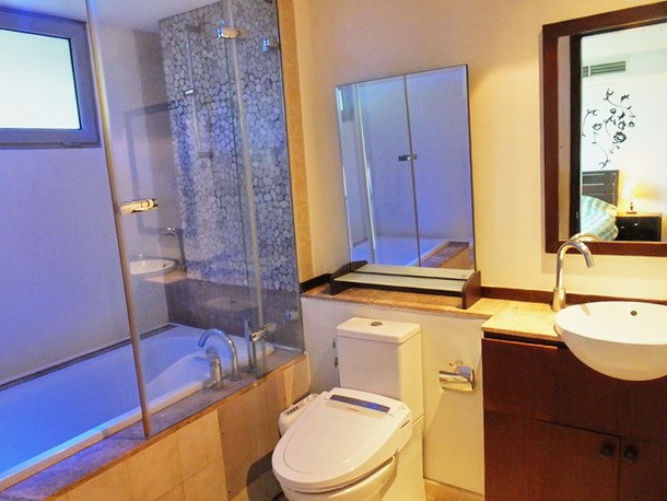 Condominium for sale Northshore Pattaya showing the bathroom