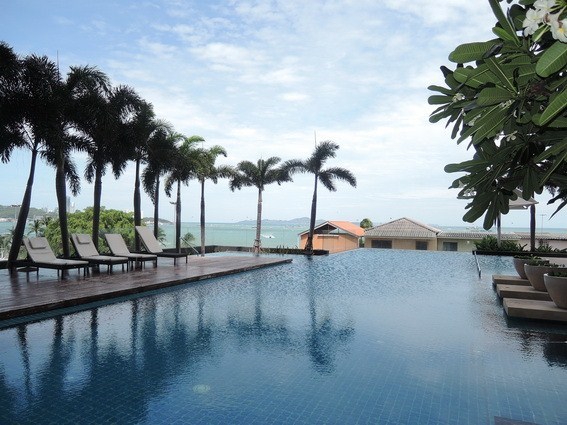 Condominium for sale Northshore Pattaya showing the communal swimming pool