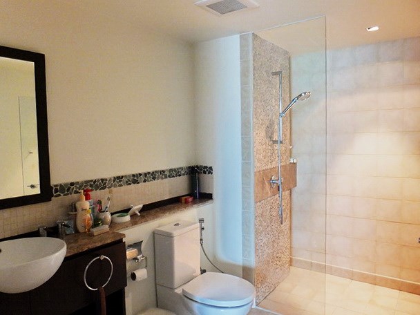 Condominium for sale Northshore Pattaya showing the second bathroom