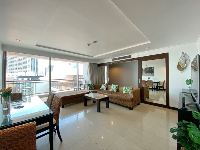 Condominium for rent Pattaya showing the living area and extra room 