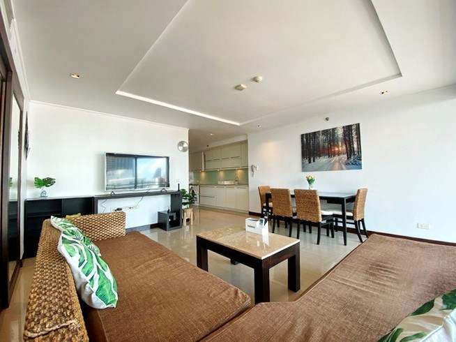 Condominium for rent Pattaya showing the living, dining and kitchen areas 