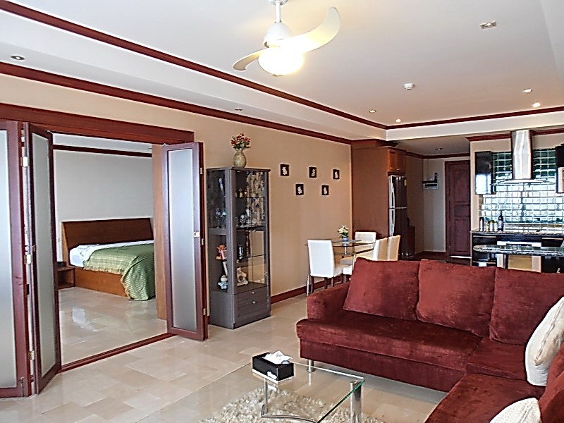 Condominium for sale Jomtien Pattaya looking towards the bedroom