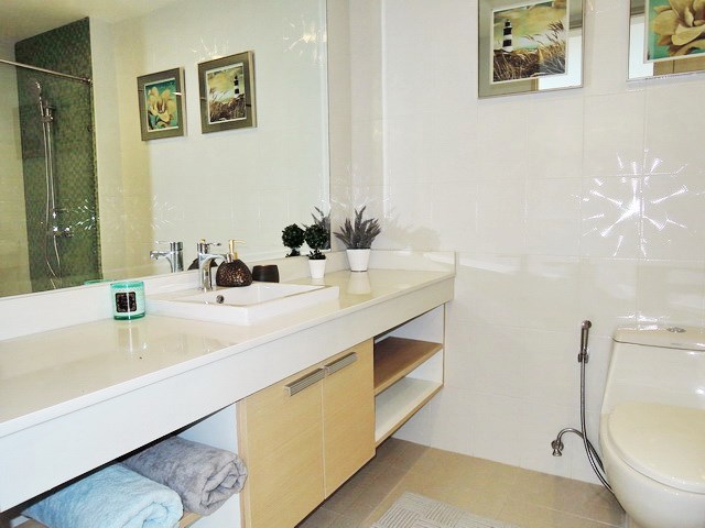 Estanan Condo Pratumnak Pattaya showing the bathroom