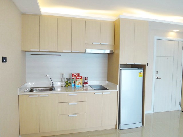 Estanan Condo Pratumnak Pattaya showing the kitchen