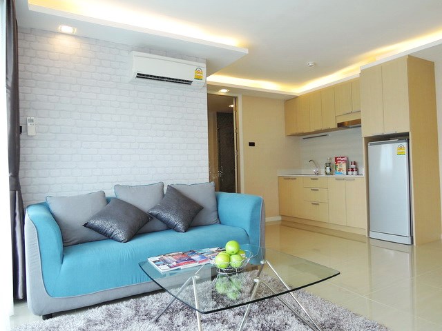 Estanan Condo Pratumnak Pattaya showing the living area