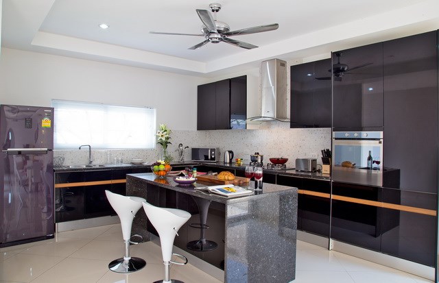House For Sale Huay Yai showing the kitchen area House For Sale Huay Yai showing the kitchen area