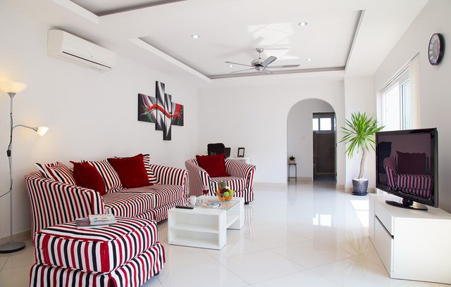 House For Sale Huay Yai showing the living room House For Sale Huay Yai showing the living room