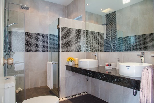 House For Sale Huay Yai showing the master bathroom House For Sale Huay Yai showing the master bathroom