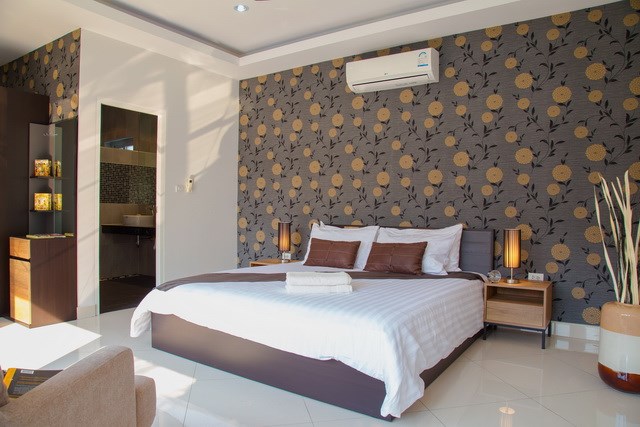 House For Sale Huay Yai showing the master bedroom suite House For Sale Huay Yai showing the master bedroom suite
