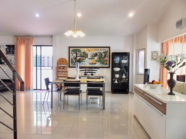 House for Rent East Pattaya showing the dining area 