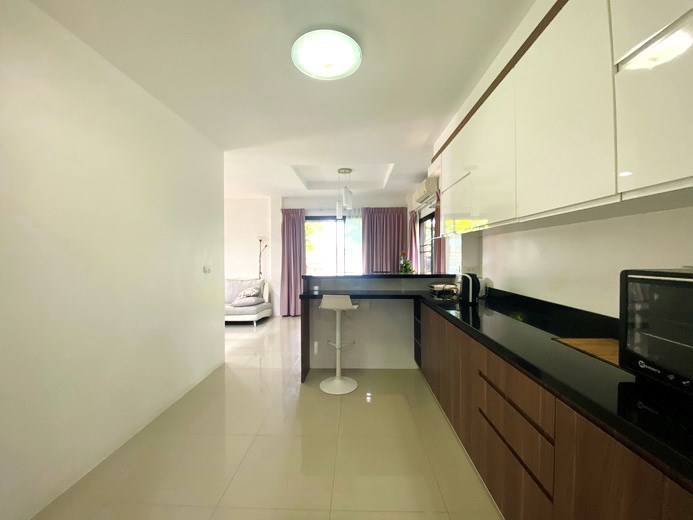 House for rent East Pattaya showing the cabinet and breakfast bar 