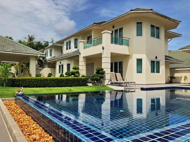 House for rent East Pattaya showing the house, pool and carport House for rent East Pattaya showing the house, pool and carport