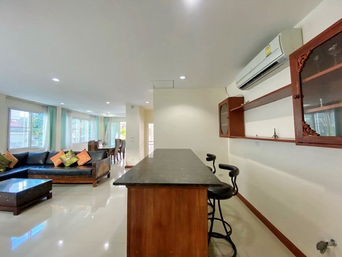 House for rent East Pattaya showing the counter and bar area 