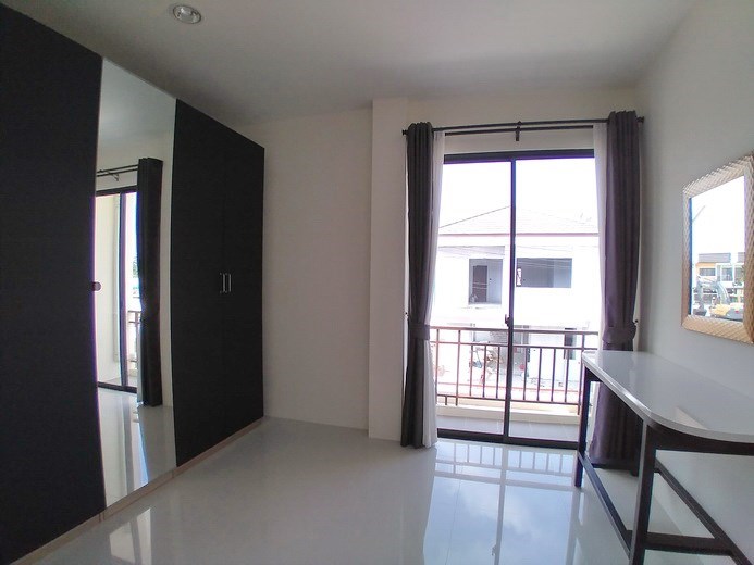 House for rent East Pattaya showing the master bedroom with dressing area House for rent East Pattaya showing the master bedroom with dressing area