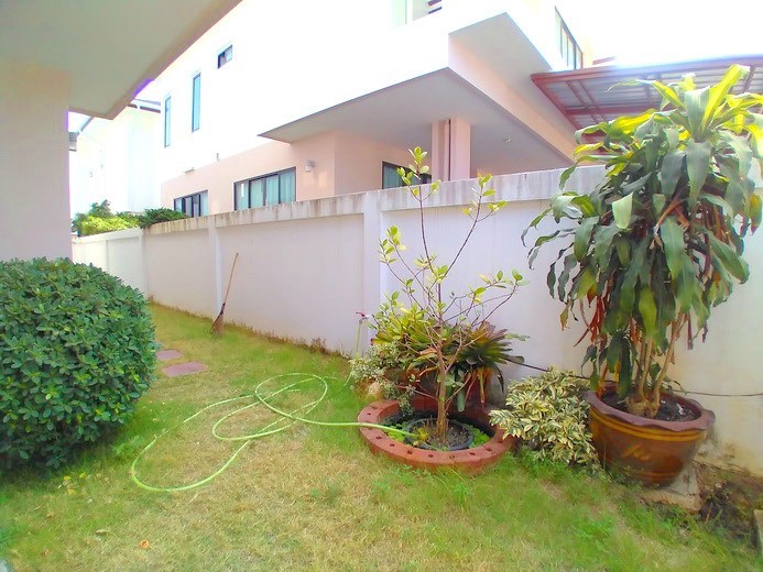 House for rent East Pattaya showing the garden House for rent East Pattaya showing the garden