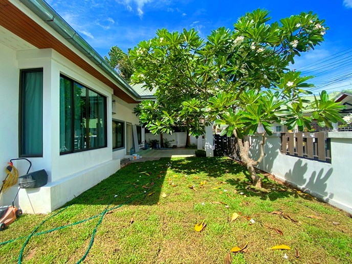 House for rent East Pattaya showing the garden and carport 