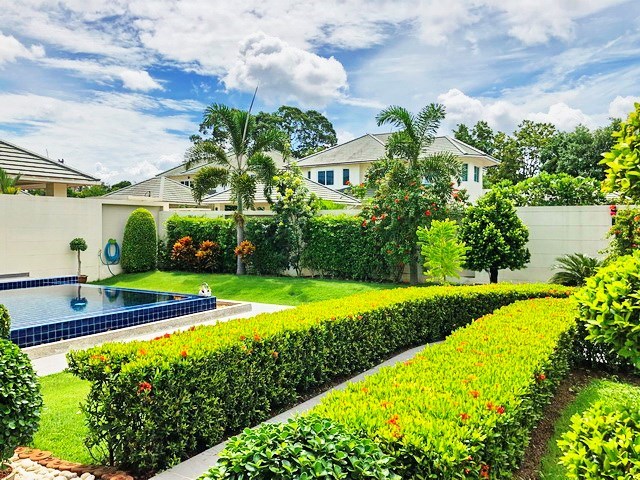 House for rent East Pattaya showing the garden House for rent East Pattaya showing the garden