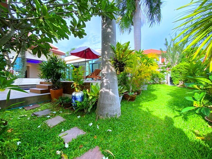 House for rent East Pattaya showing the garden and pool 